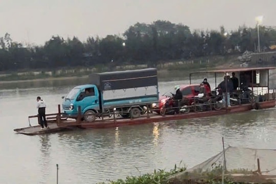 Đò Chiềng nối Thanh Hà - Kim Thành ngang nhiên chở cả ô tô dù bị đình chỉ hoạt động