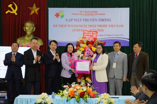 Phó Chủ tịch Thường trực HĐND tỉnh Hải Dương chúc mừng Ngày Thầy thuốc Việt Nam