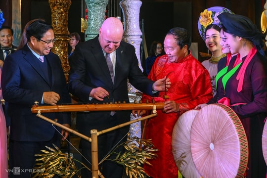 Thủ tướng New Zealand ăn trầu, trải nghiệm đánh đàn bầu tại Văn Miếu - Quốc Tử Giám