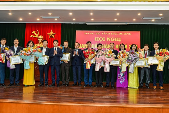 Tỉnh ủy Hải Dương biểu dương 12 cán bộ nghỉ hưu trước tuổi