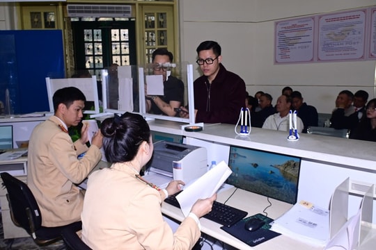 Công an nhận hồ sơ cấp đổi giấy phép lái xe cả vào ngày thứ bảy