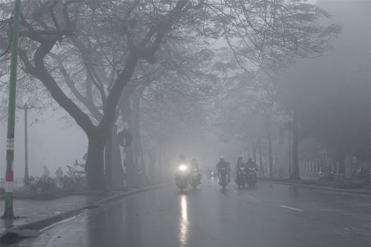 Hải Dương sương mù và mưa phùn làm giảm tầm nhìn khi tham gia giao thông