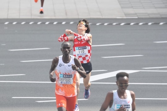 Nhân viên siêu thị chạy nhanh nhất Nhật Bản tại Tokyo Marathon