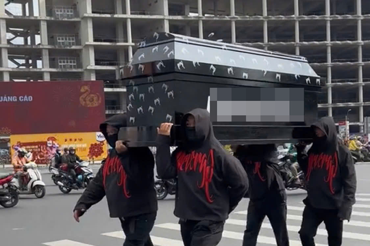 Công an làm việc với 9 người liên quan vụ khiêng quan tài trước chợ Bến Thành