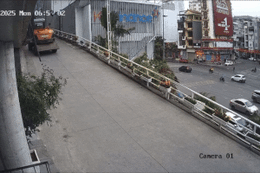 Máy xúc mất phanh tụt dốc rơi xuống bờ kè làm 1 người chết