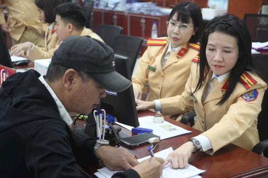 Thuận lợi ngày đầu cảnh sát giao thông Hải Dương cấp đổi giấy phép lái xe