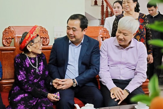 Đồng chí Bí thư Tỉnh ủy Trần Đức Thắng thăm hỏi, tặng quà nữ cựu tù cách mạng ở TP Hải Dương