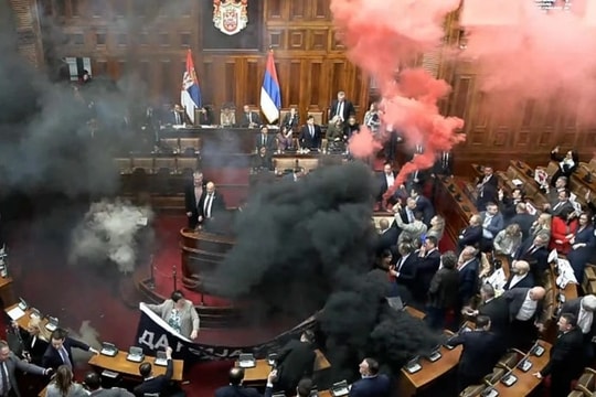 Nghị sĩ đốt pháo sáng, xả khí gas trong phiên họp Quốc hội Serbia