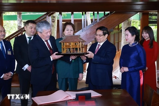 Thủ tướng Việt Nam và Kyrgyzstan thăm Khu Di tích Chủ tịch Hồ Chí Minh