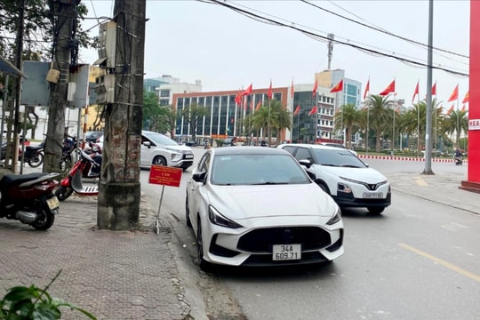 Ngang nhiên đỗ xe ô tô tại lối rẽ vào phố Tam Giang