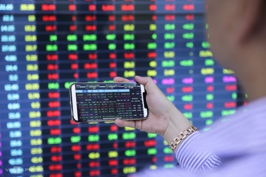 Vì sao VN-Index vượt 1.300 điểm, nhà đầu tư vẫn khó lãi?