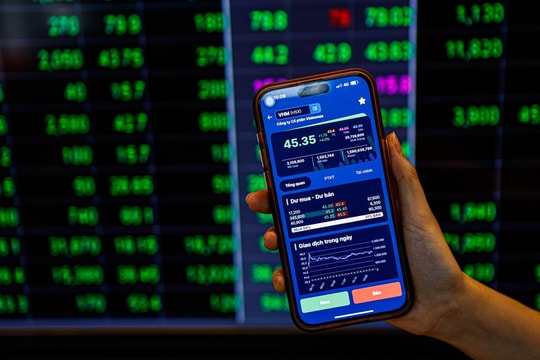 Cổ phiếu ngân hàng, bất động sản giúp VN-Index tăng vọt
