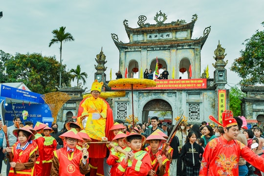 Học sinh trải nghiệm không gian 'làng sĩ tử' ở Văn miếu Mao Điền