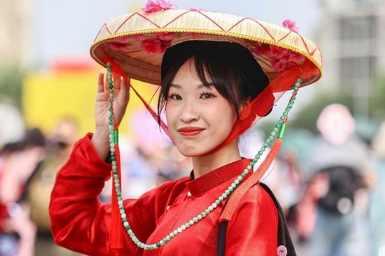 Nghìn fan mặc đồ truyền thống đi xem 'Anh trai vượt ngàn chông gai'