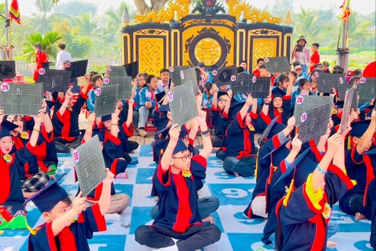 Trường Tiểu học Quang Minh (Gia Lộc) tổ chức giao lưu 'Trạng nguyên nhỏ tuổi' tại đình làng