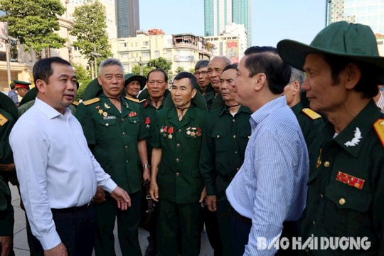 Đoàn đại biểu tỉnh Hải Dương dâng hoa tại tượng đài Bác Hồ ở TP Hồ Chí Minh