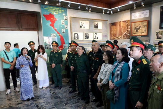 Đoàn đại biểu tỉnh Hải Dương dâng hương Chủ tịch Hồ Chí Minh và thăm Dinh Độc Lập
