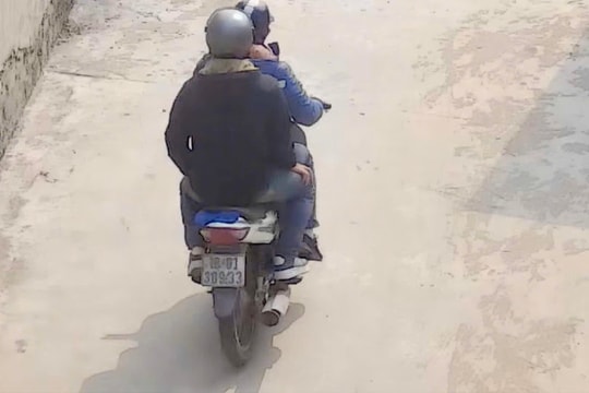 Đi thắp hương mộ chồng, 1 phụ nữ ở xã Tân Hương (Ninh Giang) bị giật dây chuyền vàng