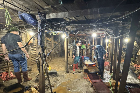 Triệt phá đường dây mua bán gần 5 tấn hóa chất chứa chất độc Xyanua tại Lào Cai