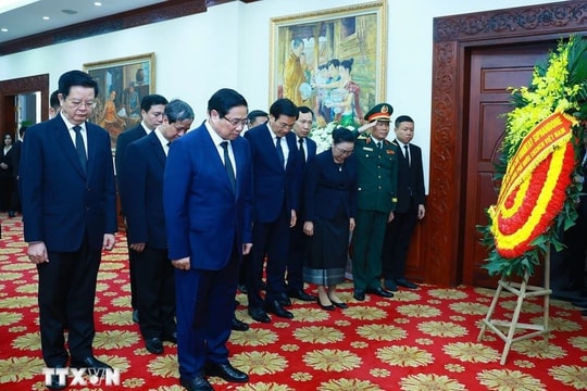 Thủ tướng Phạm Minh Chính viếng đồng chí Khamtay Siphandone
