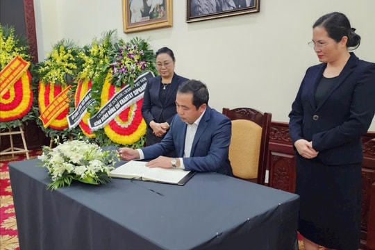 Bí thư Tỉnh ủy Trần Đức Thắng viếng đồng chí Khamtay Siphandone tại Đại sứ quán Lào