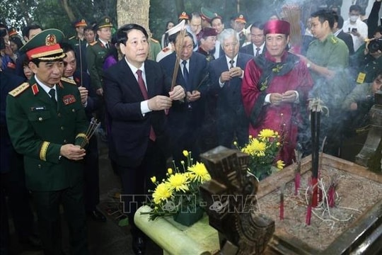Chủ tịch nước Lương Cường dâng hương tưởng niệm các Vua Hùng