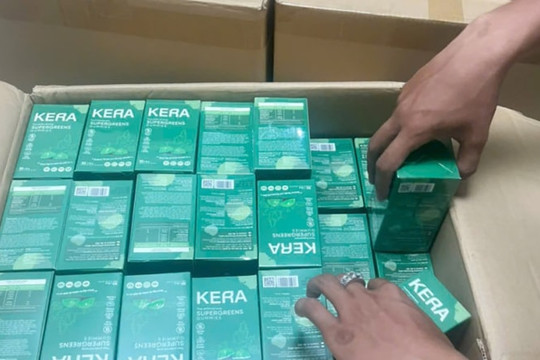 Công an hướng dẫn khai báo với người mua kẹo Kera