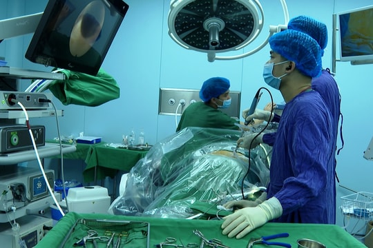 Bệnh viện Đa khoa Hòa Bình triển khai 8 kỹ thuật nội soi điều trị cơ xương khớp