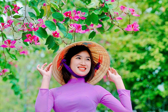 Chụp ảnh với các loài hoa tháng 4 ở Hải Dương