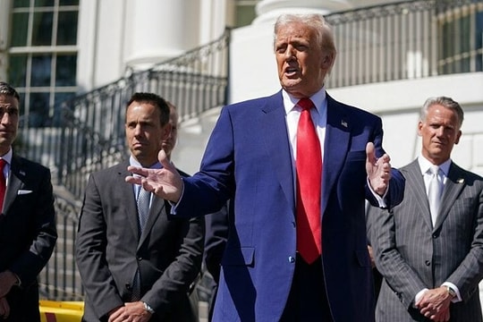Ông Trump hoãn áp thuế 90 ngày với các nước, trừ Trung Quốc