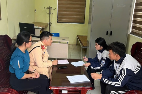 Vượt đèn đỏ, nữ sinh lớp 10 ở Thanh Hà bị phạt nguội