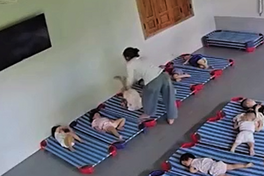 Bảo mẫu tới nhà xin lỗi, bé 20 tháng tuổi thấy bóng cô đã khóc thét lên
