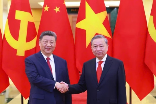 Top leaders of Vietnam, China hold talks in Hanoi