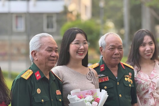 Hai Duong people entered the Independence Palace on the historic day of April 30.