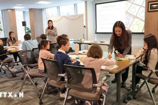 Vietnamese American individuals spread Vietnamese language, images
