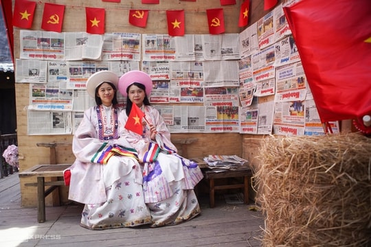 Free Ao Dai and ancient Vietnamese costumes for people taking photos on April 30