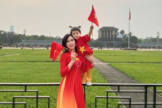 Bộ ảnh ý nghĩa của mẹ con nữ diễn viên xinh đẹp người Hải Dương chào đón ngày thống nhất đất nước