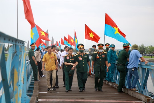 Dòng sông 'giới tuyến' và hai chiều thời gian