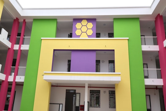 Binh Giang 'gives new clothes' to many schools