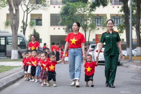 Trẻ mầm non tham quan Nhà truyền thống lực lượng vũ trang tỉnh Hải Dương