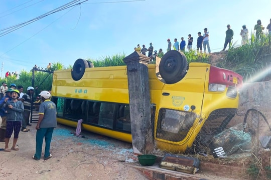 Lật xe ô tô chở 20 học sinh tại Gia Lai, nhiều người bị thương