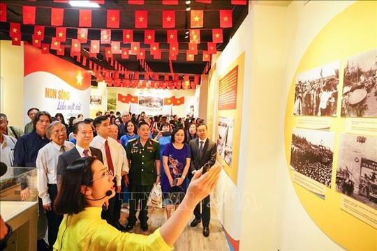 Gần 150 tài liệu hiện vật trong trưng bày chuyên đề 'Non sông liền một dải'