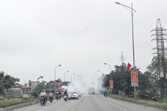 Đốt pháo sáng trên đường rước dâu