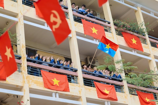 Giới trẻ Hải Dương lan tỏa tình yêu nước trong sắc cờ đỏ sao vàng rực rỡ tháng tư