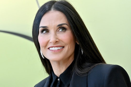 Demi Moore được vinh danh 'đẹp nhất thế giới' năm 2025