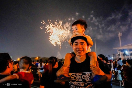 Biển người xem bắn pháo hoa chào mừng 50 năm giải phóng miền Nam, thống nhất đất nước
