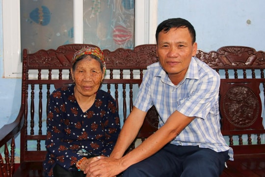 Mother and daughter are both Vietnamese Heroic Mothers.