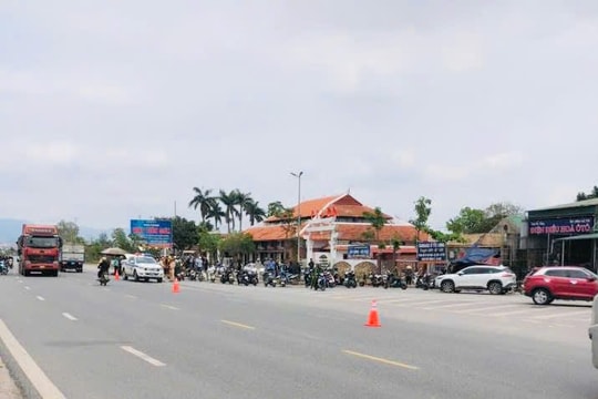 Anh trai 17 tuổi chở em bằng xe đạp điện bị xe đầu kéo tông trúng