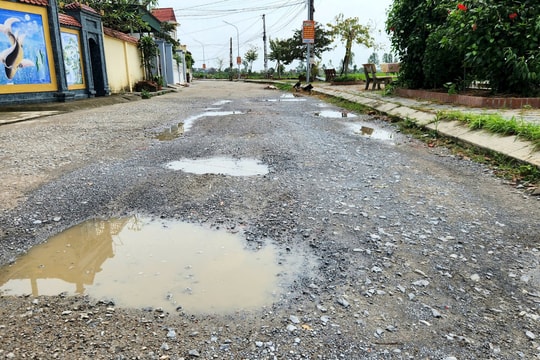 Soi Cau - Phu Khe inter-village road (Binh Giang) is degraded