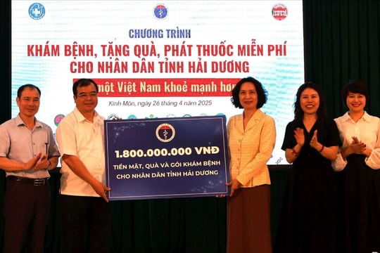 Bộ Y tế phối hợp trao tặng 1,8 tỷ đồng tiền mặt, quà, gói khám bệnh cho người dân Hải Dương